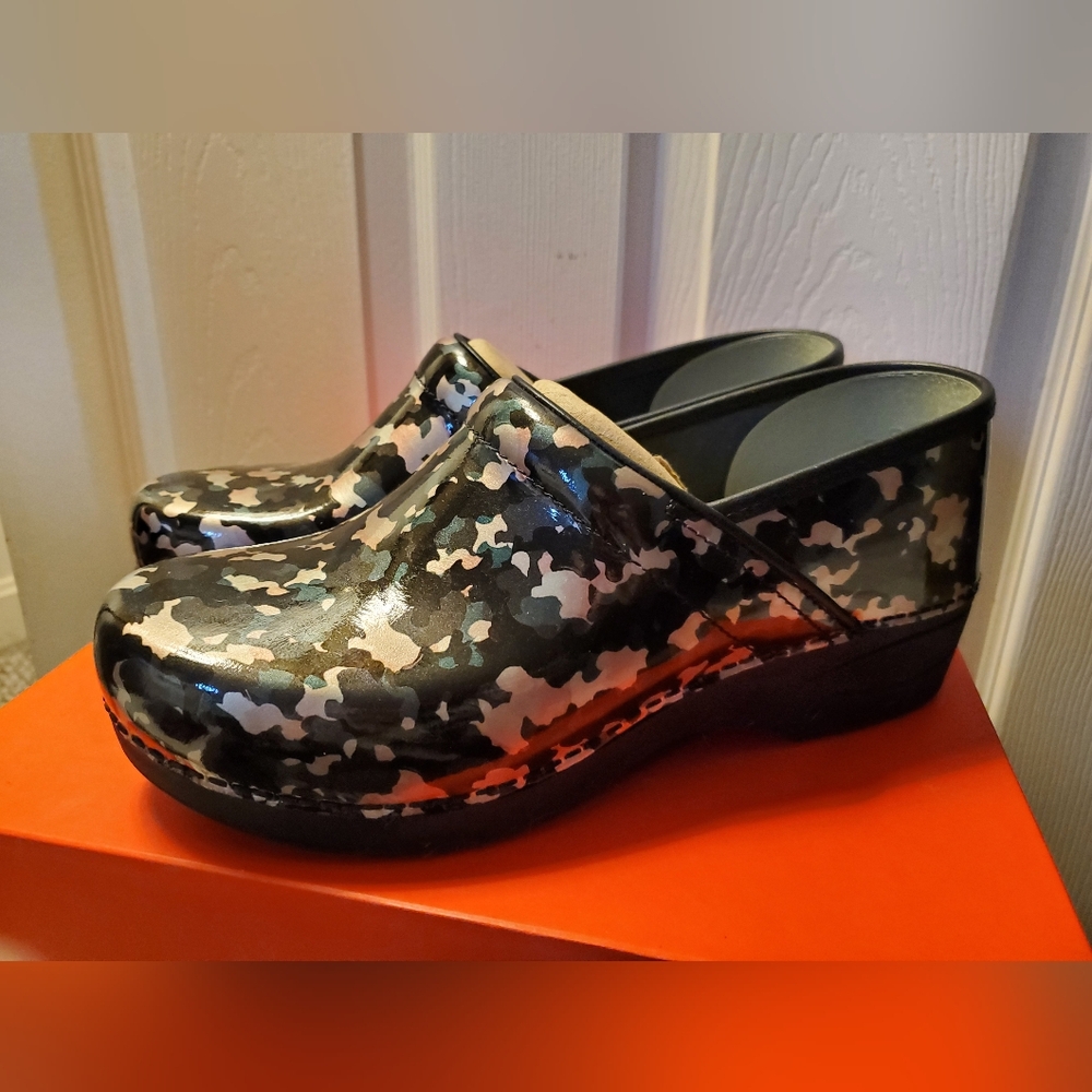 Dansko XP 2.0 Patent Camo Clog 43